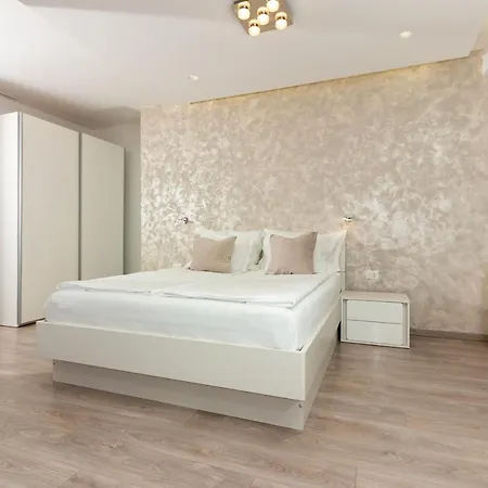 Apartment Lovret Flowers